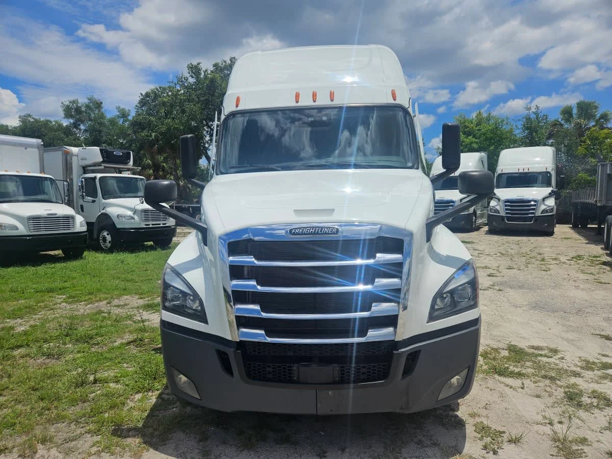2022 Freightliner Cascadia in Orlando, FL — photo 2