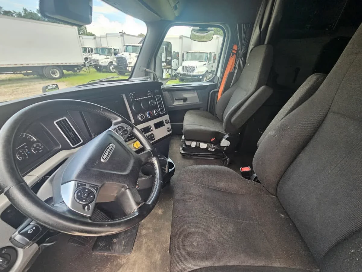 2022 Freightliner Cascadia in Orlando, FL — photo 7