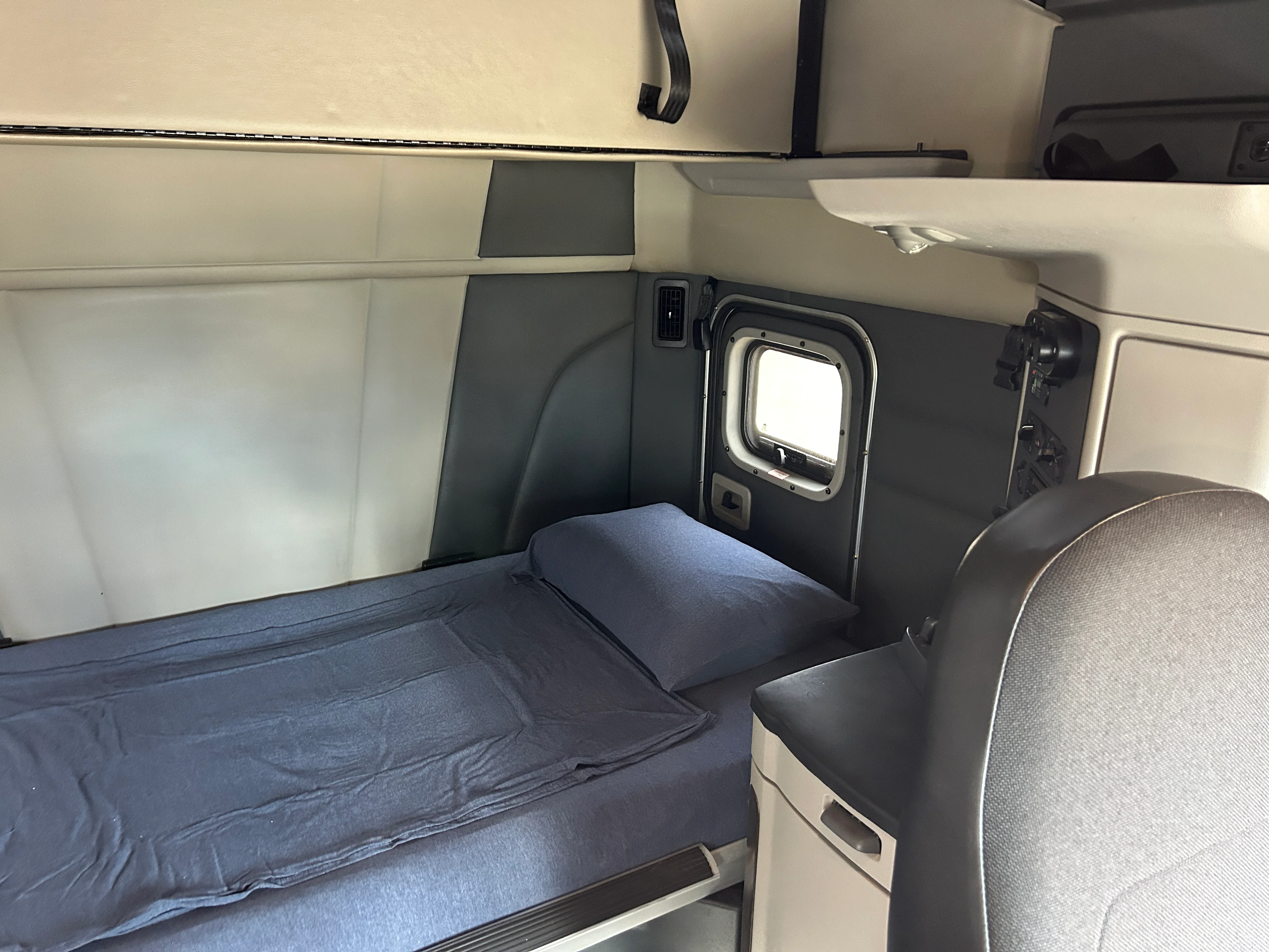 2023 Peterbilt 579 - image 16