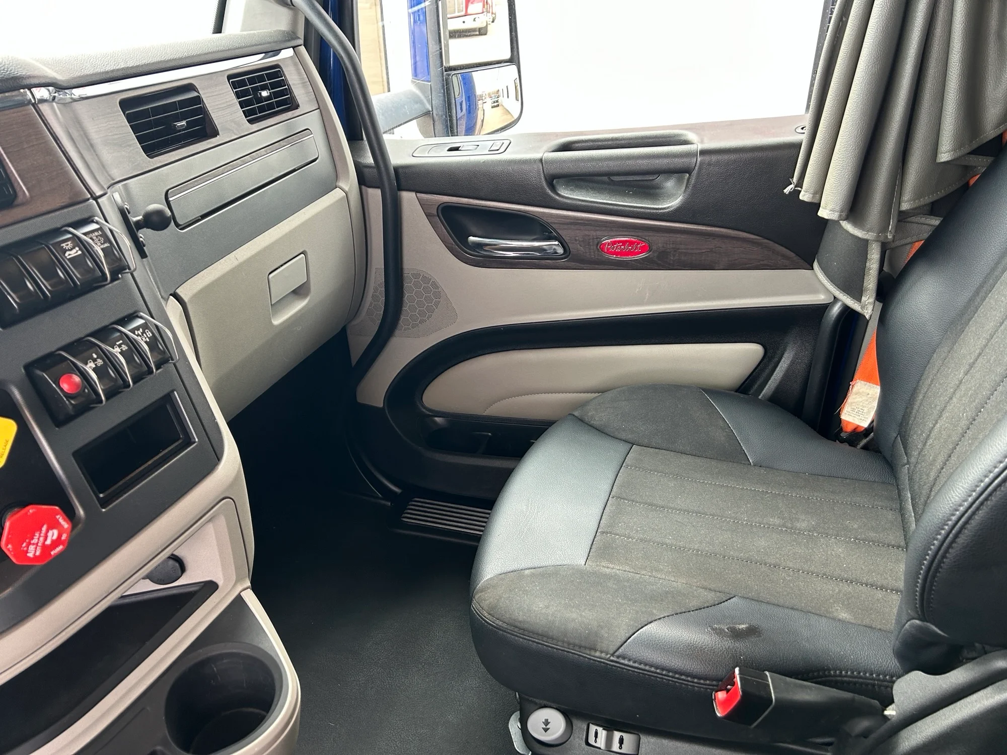 2023 Peterbilt 579 - image 10