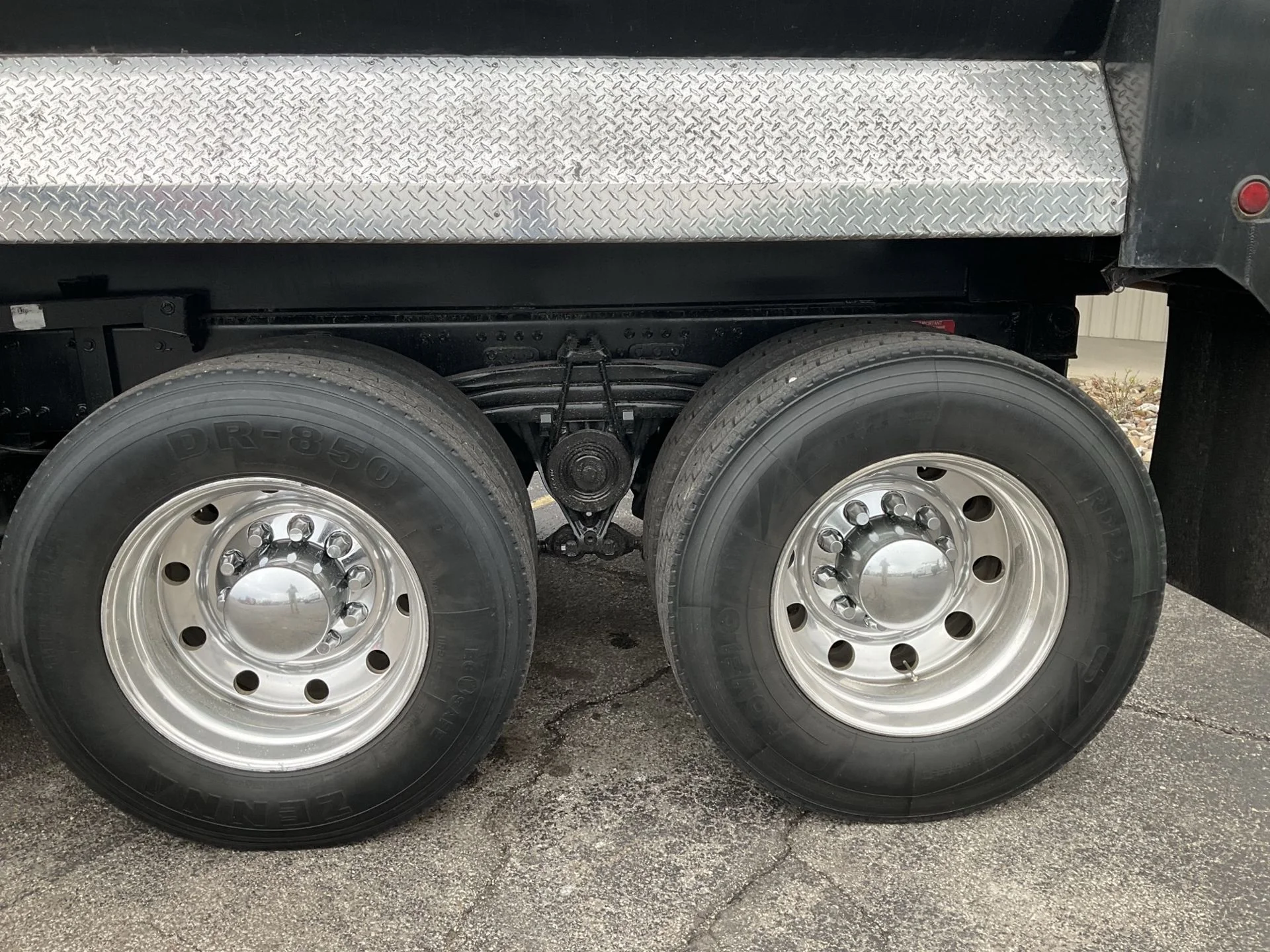 2024 Volvo VHD 300 - image 9