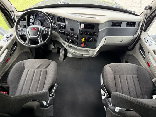 2022 Peterbilt 579 in Springfield, MO — photo 23