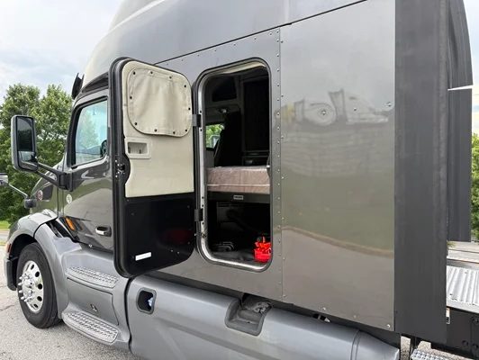 2022 Peterbilt 579 in Springfield, MO — photo 12