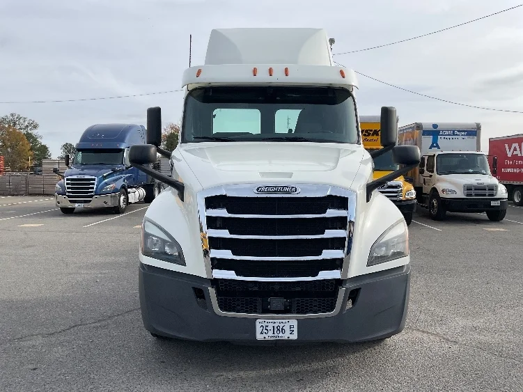 2018 Freightliner Cascadia - image 2
