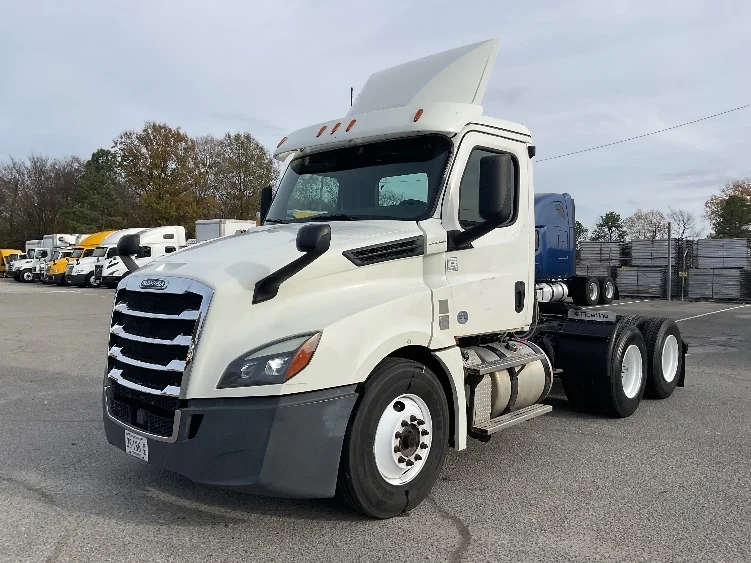 2018 Freightliner Cascadia - image 3