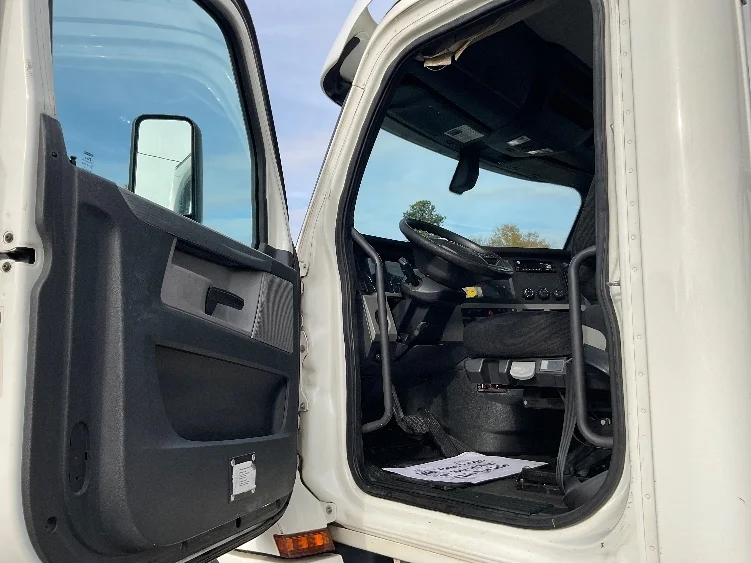 2018 Freightliner Cascadia - image 9