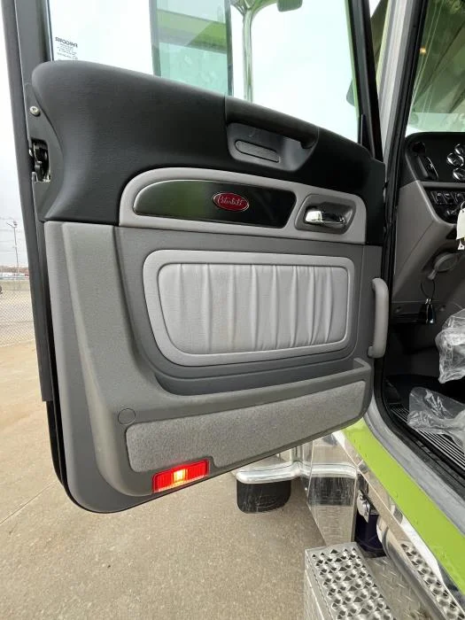 2022 Peterbilt 389 - image 14