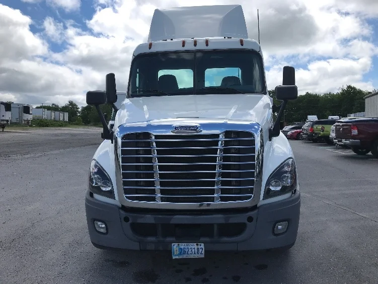 2018 Freightliner Cascadia in Pottsville, PA — photo 2
