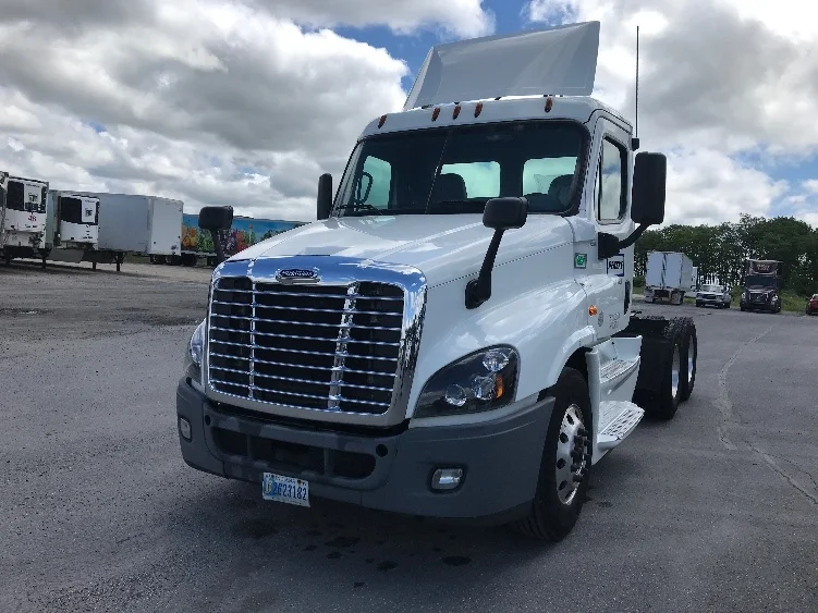 2018 Freightliner Cascadia in Pottsville, PA — photo 3