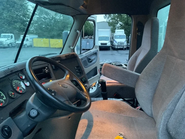 2018 Freightliner Cascadia - image 10