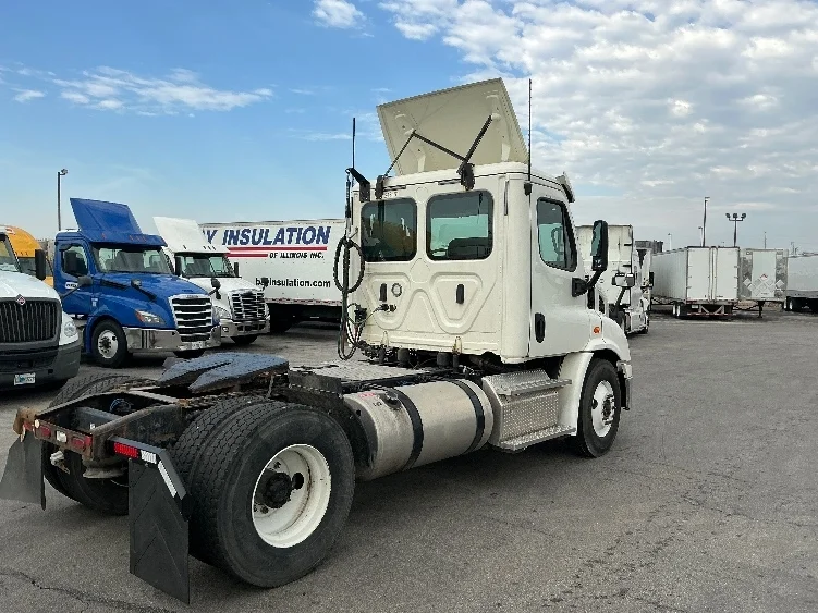 2019 Freightliner Cascadia - image 7