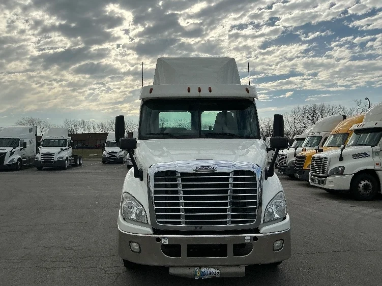 2019 Freightliner Cascadia - image 2