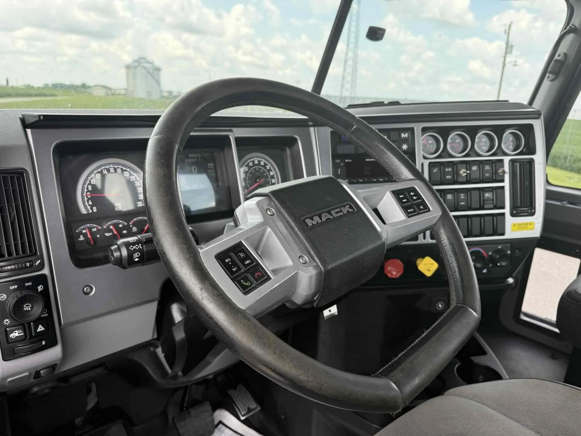 2024 Mack Pinnacle in Decatur, IL — photo 10