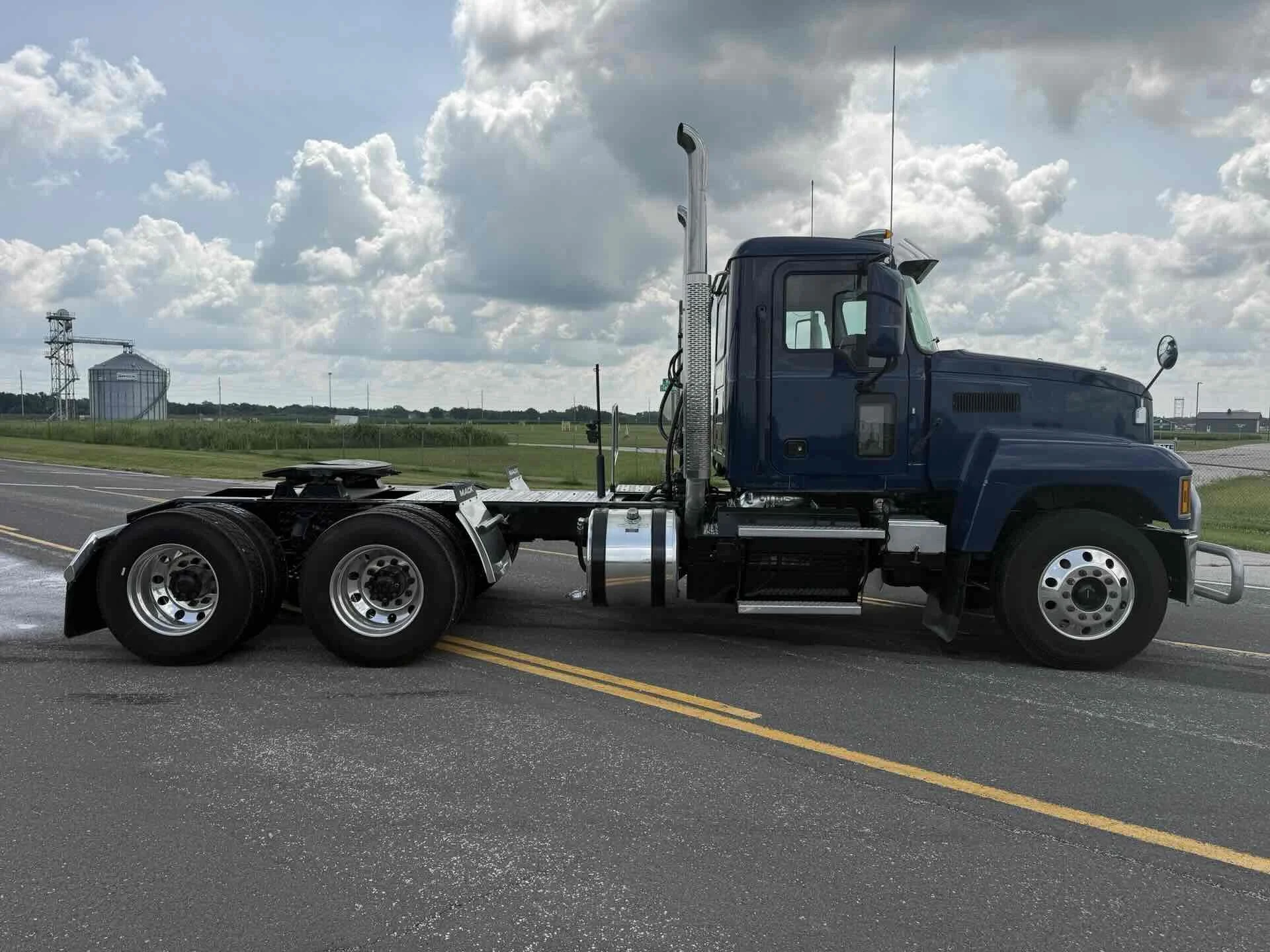 2024 Mack Pinnacle in Decatur, IL — photo 7