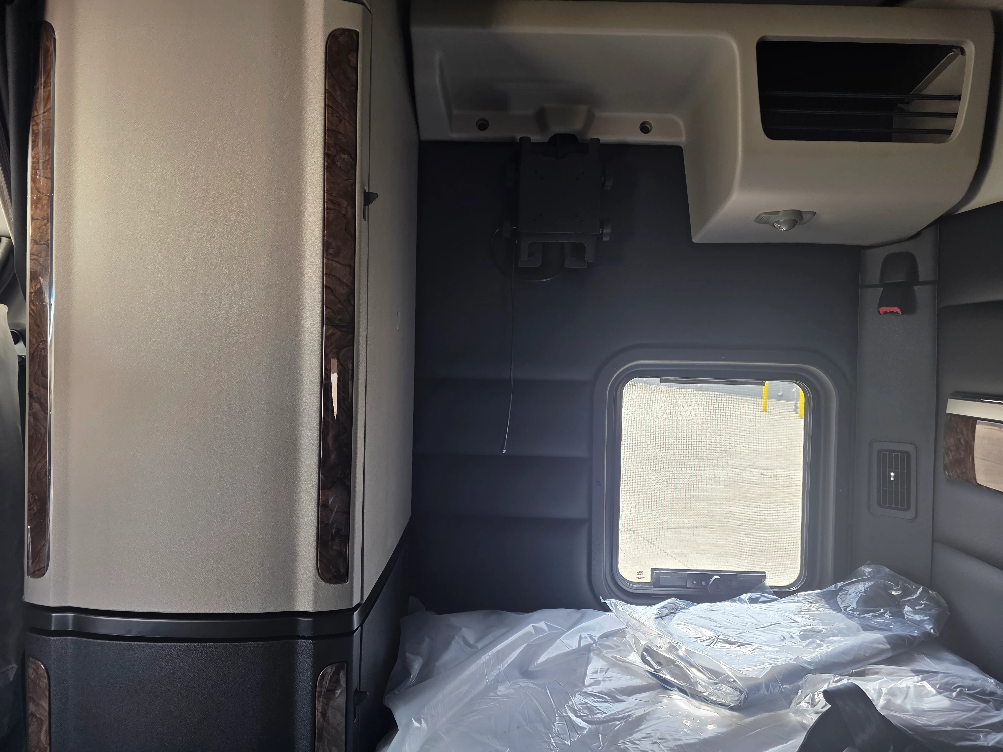 2027 Peterbilt 589 — photo 11