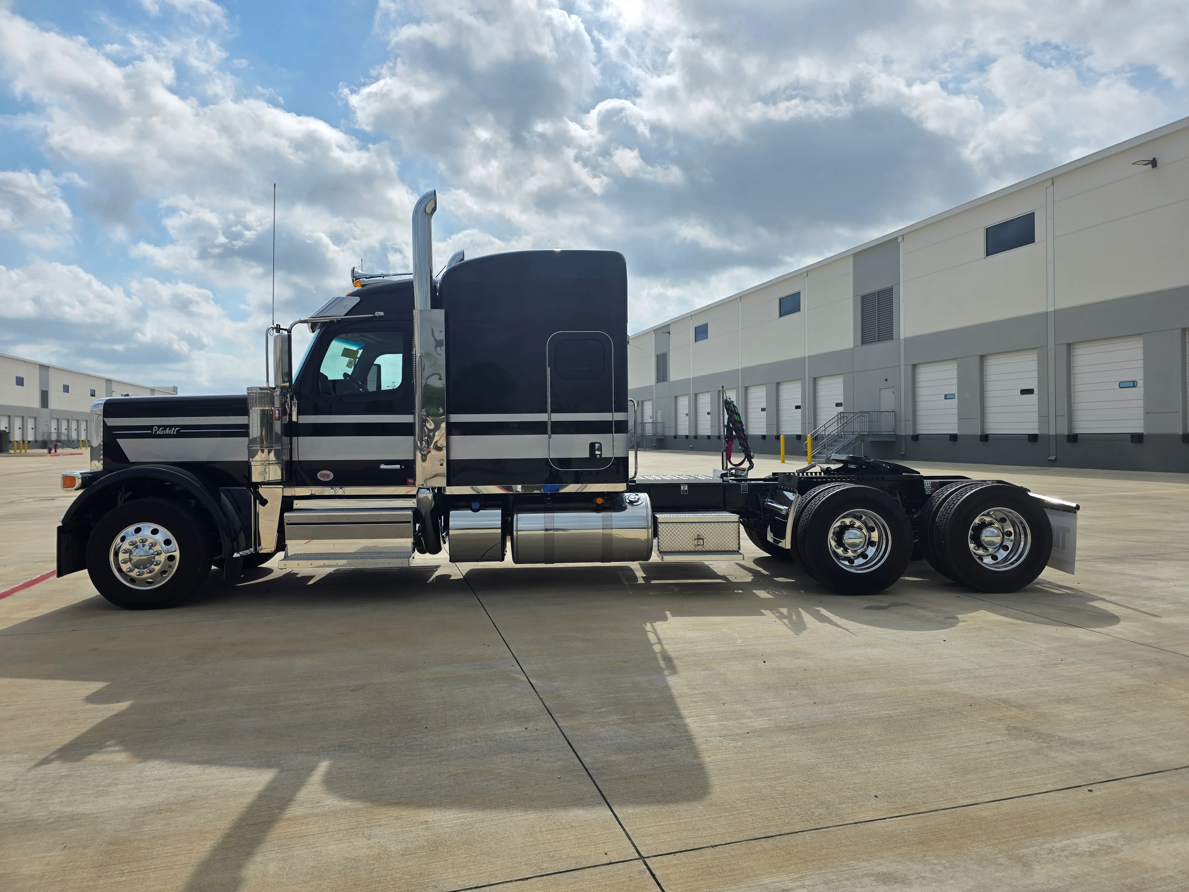 2027 Peterbilt 589 — photo 2