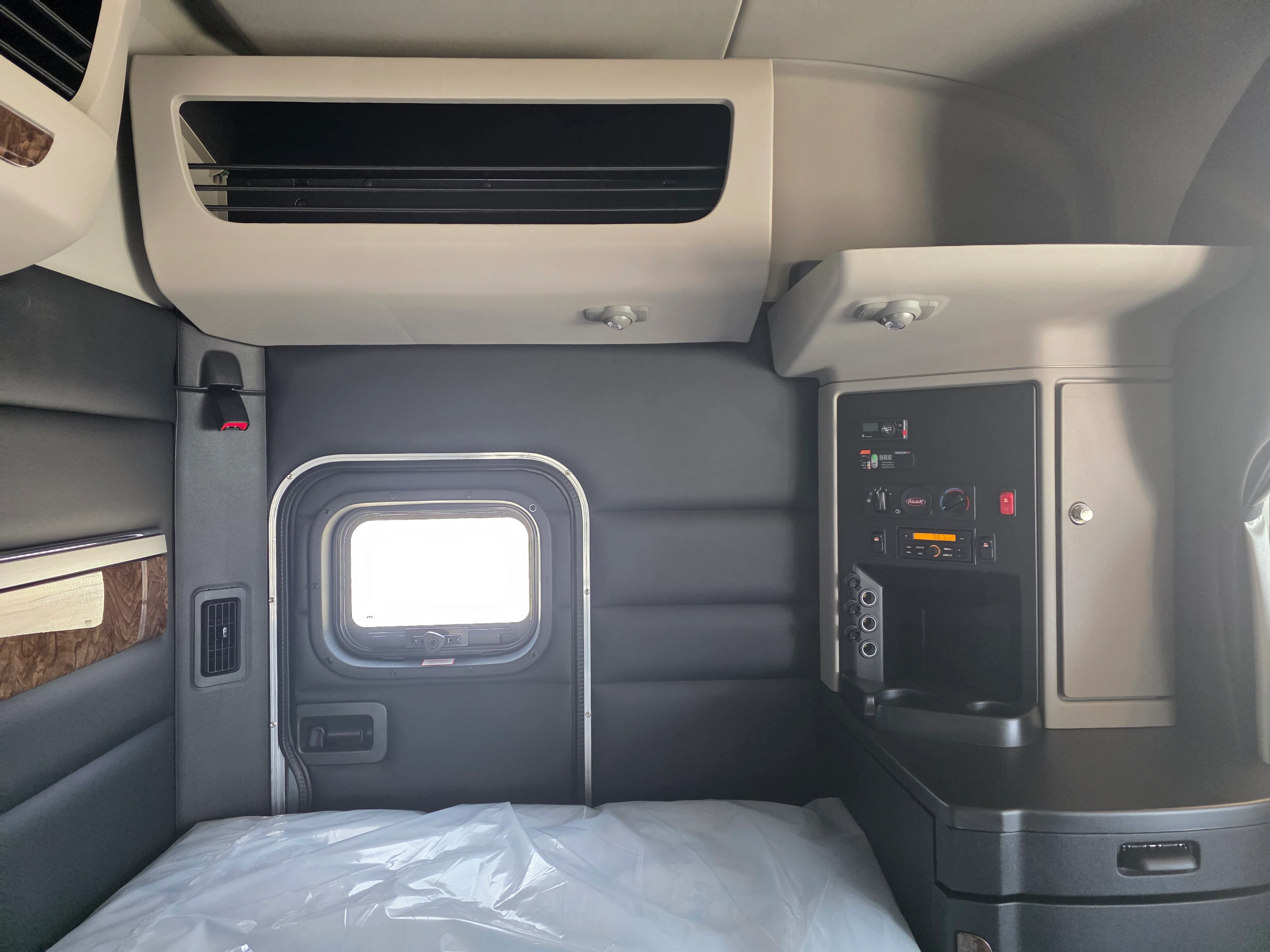 2027 Peterbilt 589 — photo 12