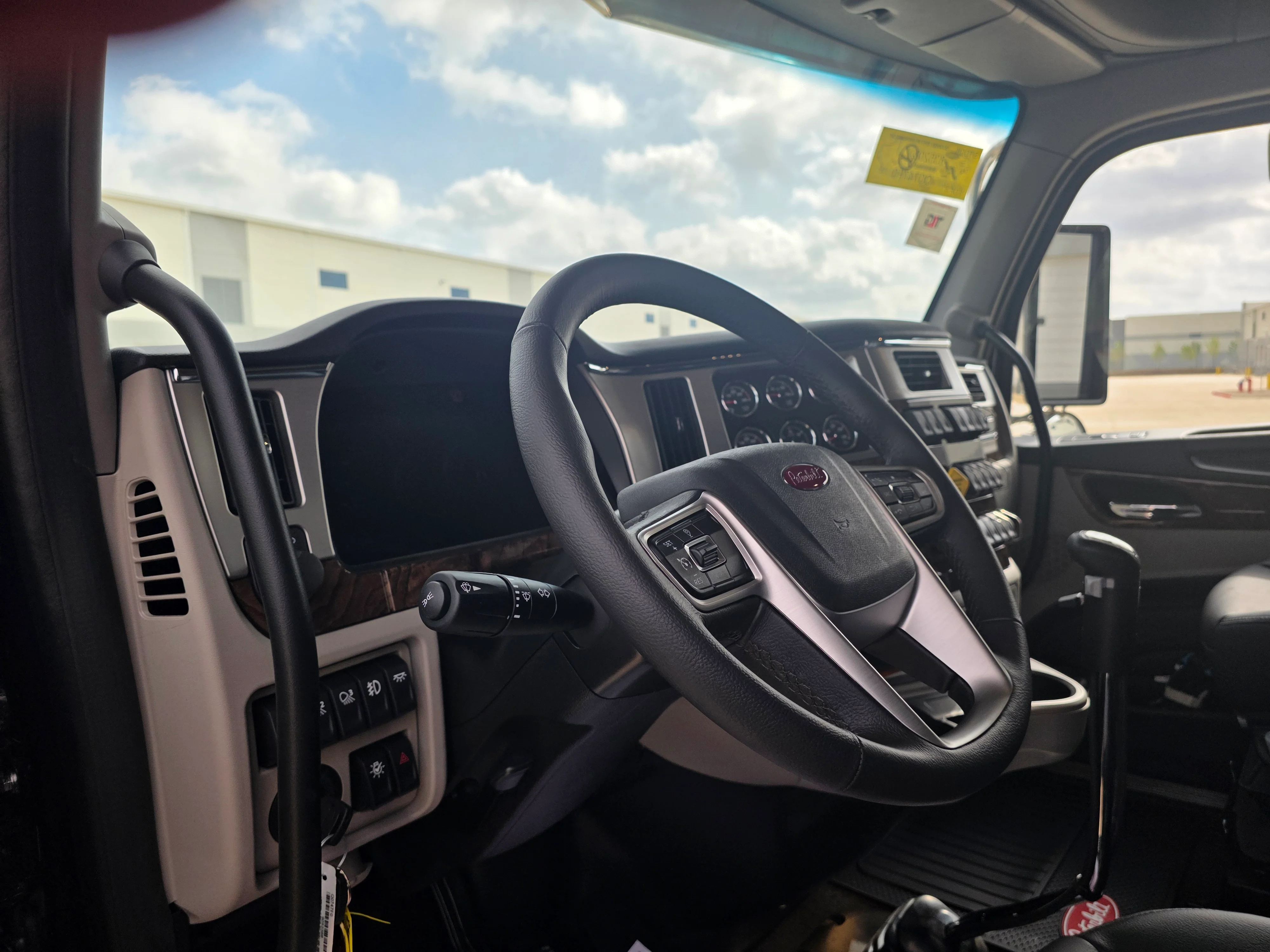 2027 Peterbilt 589 — photo 9