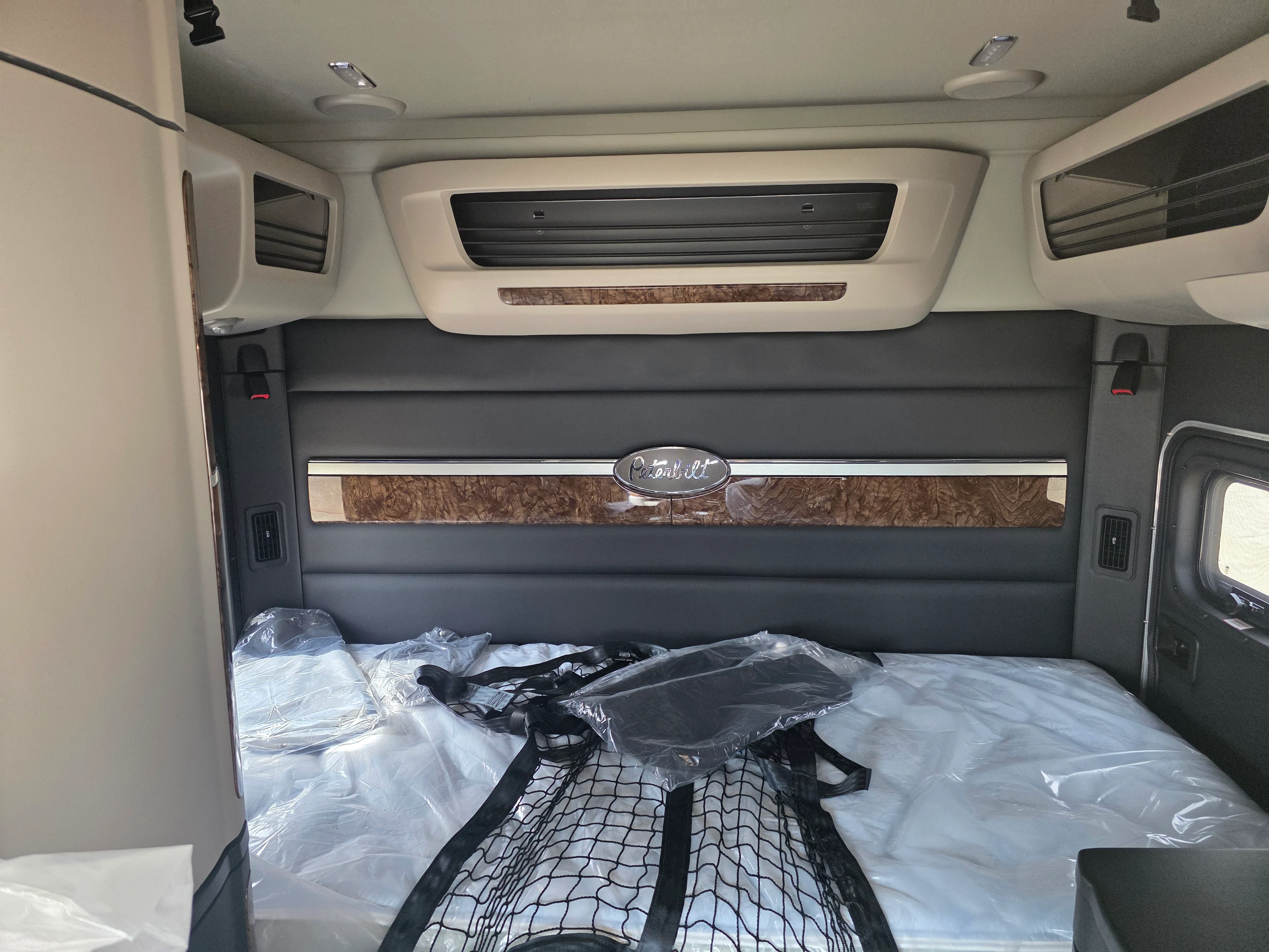 2027 Peterbilt 589 — photo 10