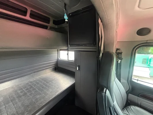 2020 Peterbilt 389 in Omaha, NE — photo 11