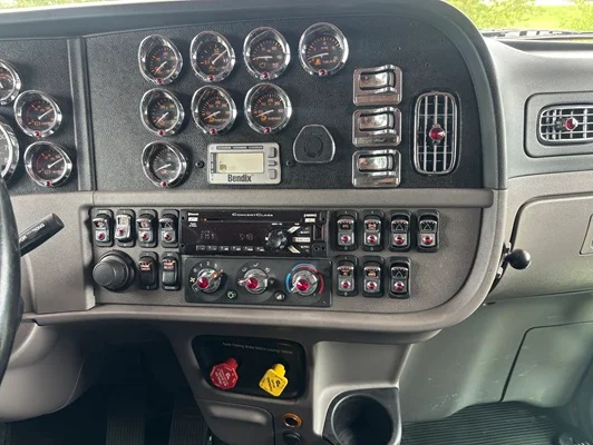 2020 Peterbilt 389 in Omaha, NE — photo 8