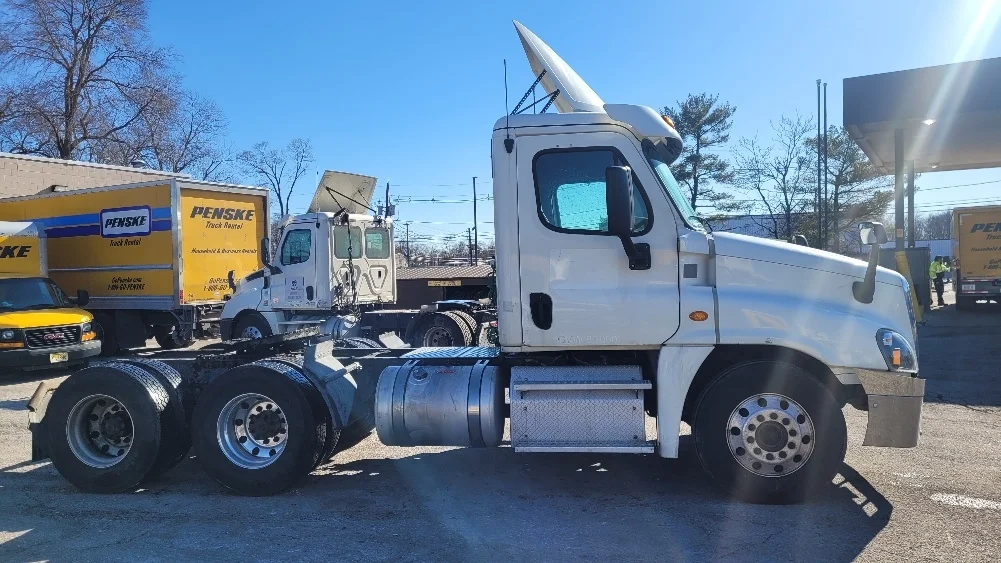 2018 Freightliner Cascadia - image 8