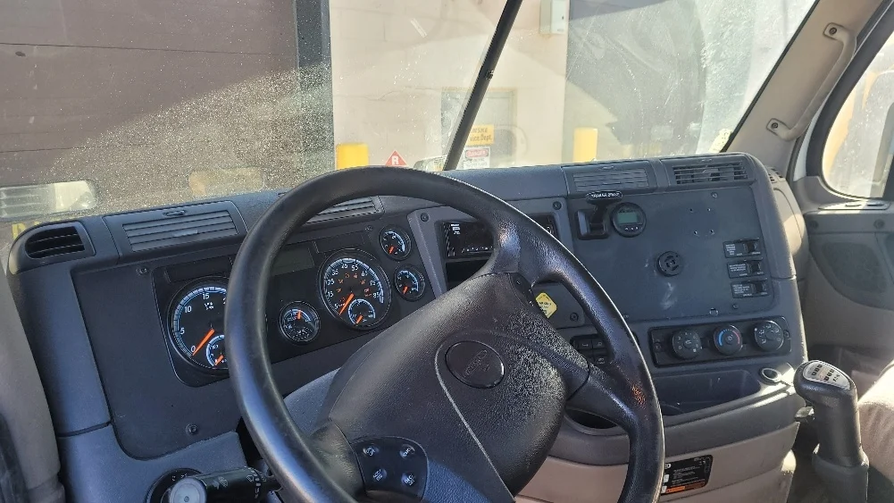 2018 Freightliner Cascadia - image 10