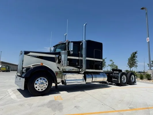 2027 Kenworth W900 in Ankeny, IA — photo 2