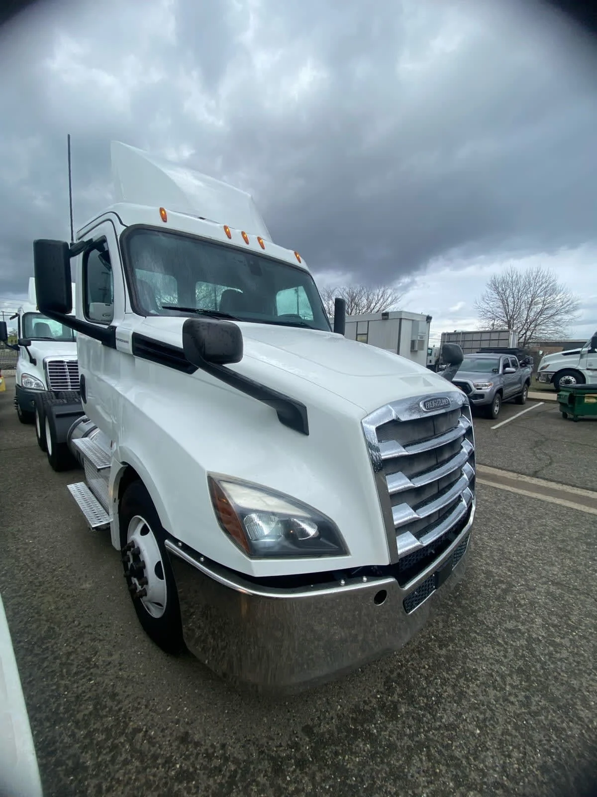 2020 Freightliner Cascadia - image 3