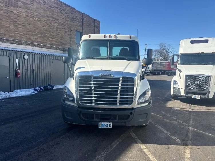 2019 Freightliner Cascadia in Baltimore, MD — photo 2