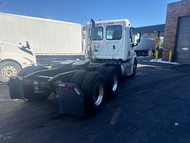 2019 Freightliner Cascadia in Baltimore, MD — photo 7