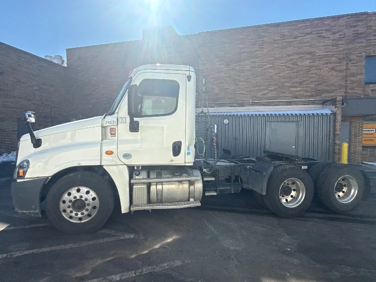 2019 Freightliner Cascadia in Baltimore, MD — photo 4