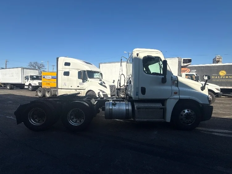 2019 Freightliner Cascadia in Baltimore, MD — photo 8