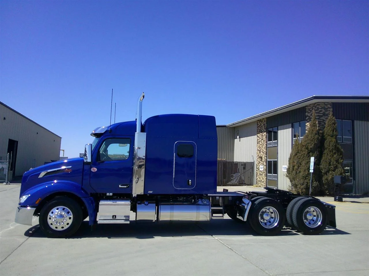 2027 Peterbilt 579 in Fargo, ND — photo 2