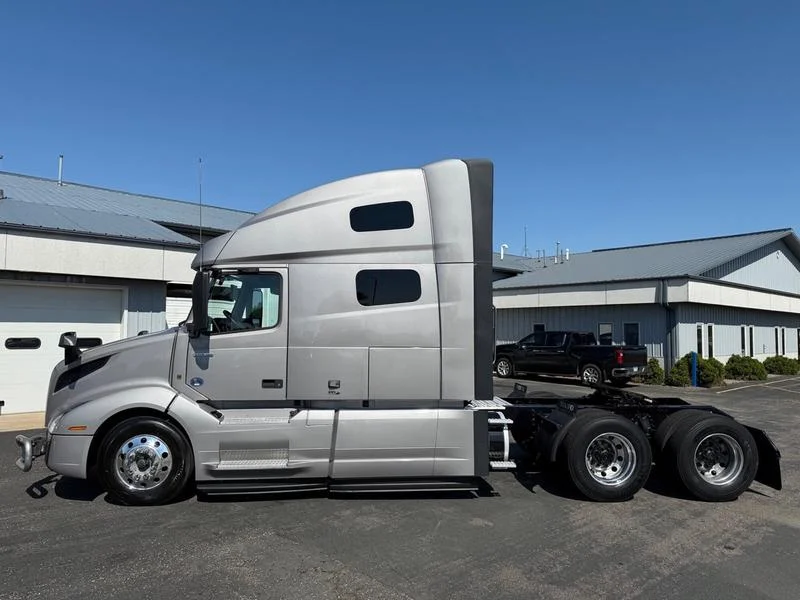 2022 Volvo VNL 760 in Sauk Rapids — photo 2