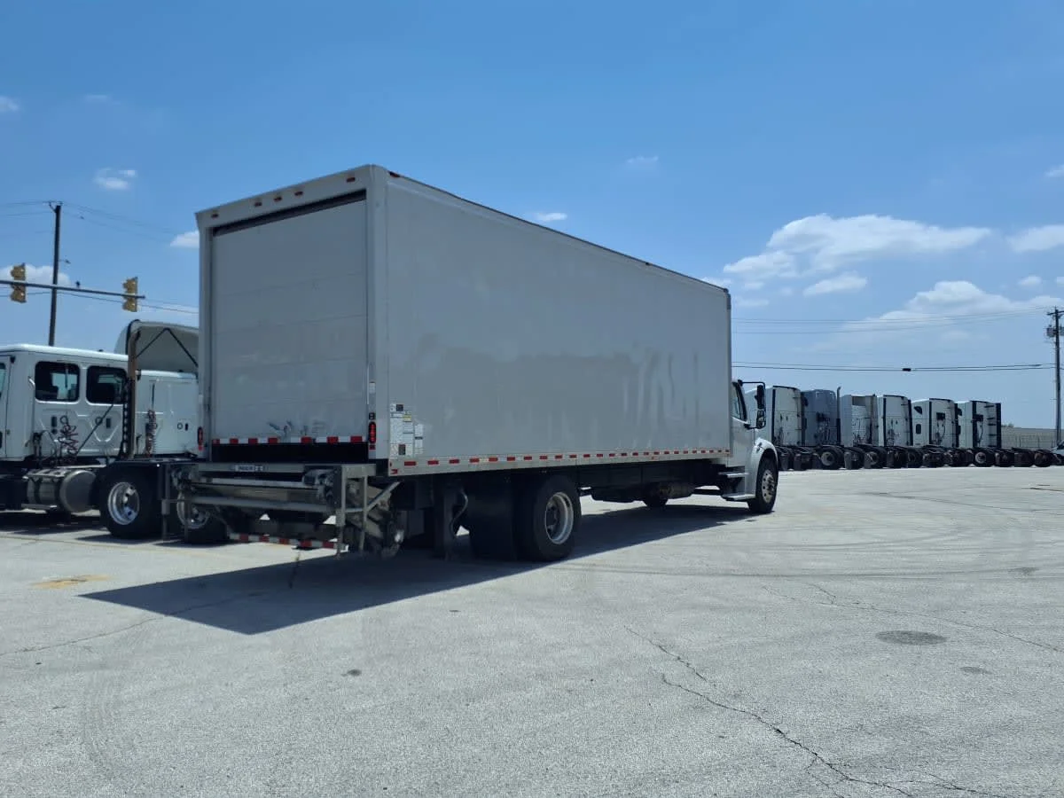 2020 Freightliner M2 106 in Fort Worth, TX — photo 4