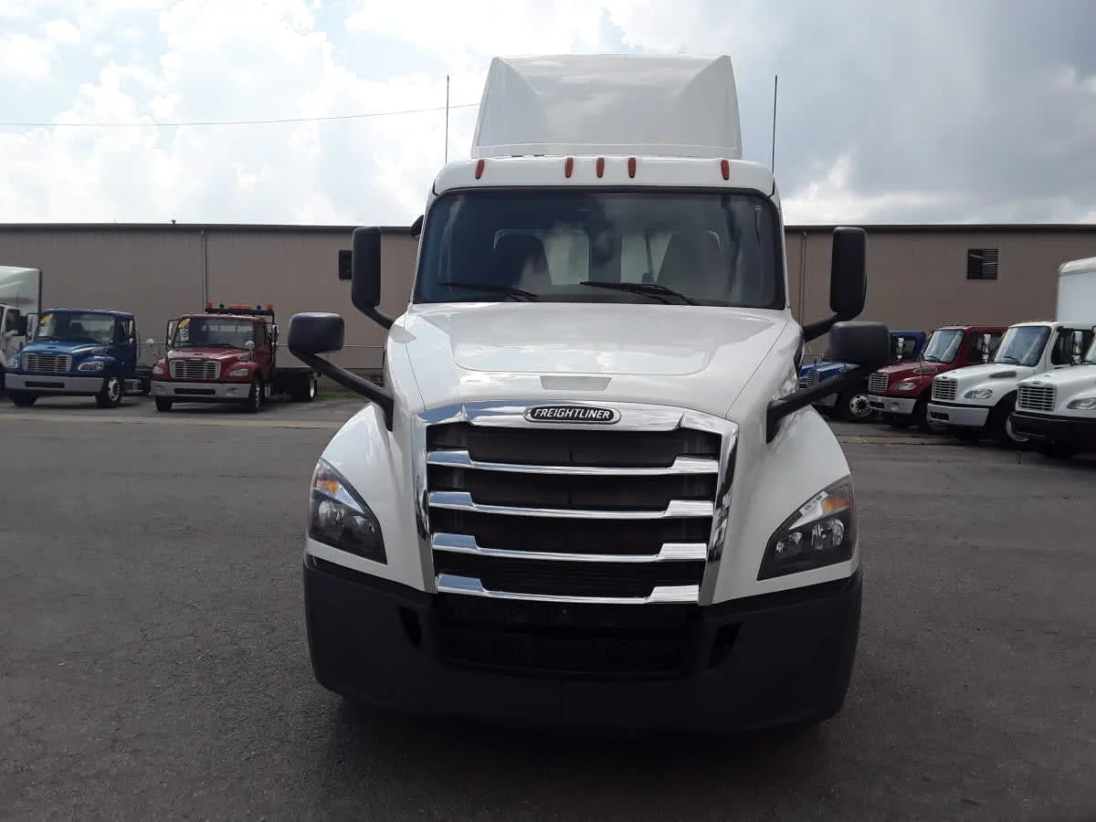 2020 Freightliner Cascadia in La Vergne, TN — photo 2