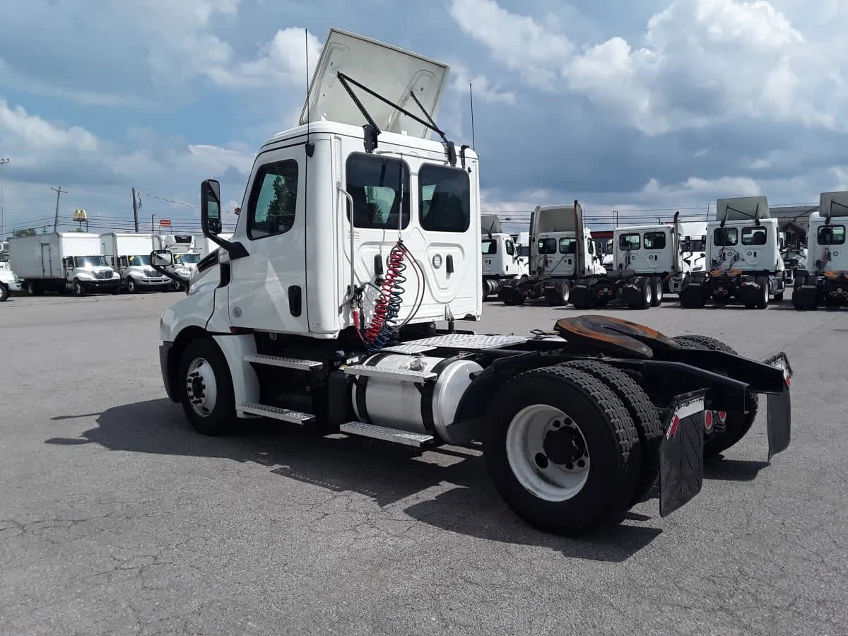 2020 Freightliner Cascadia in La Vergne, TN — photo 6