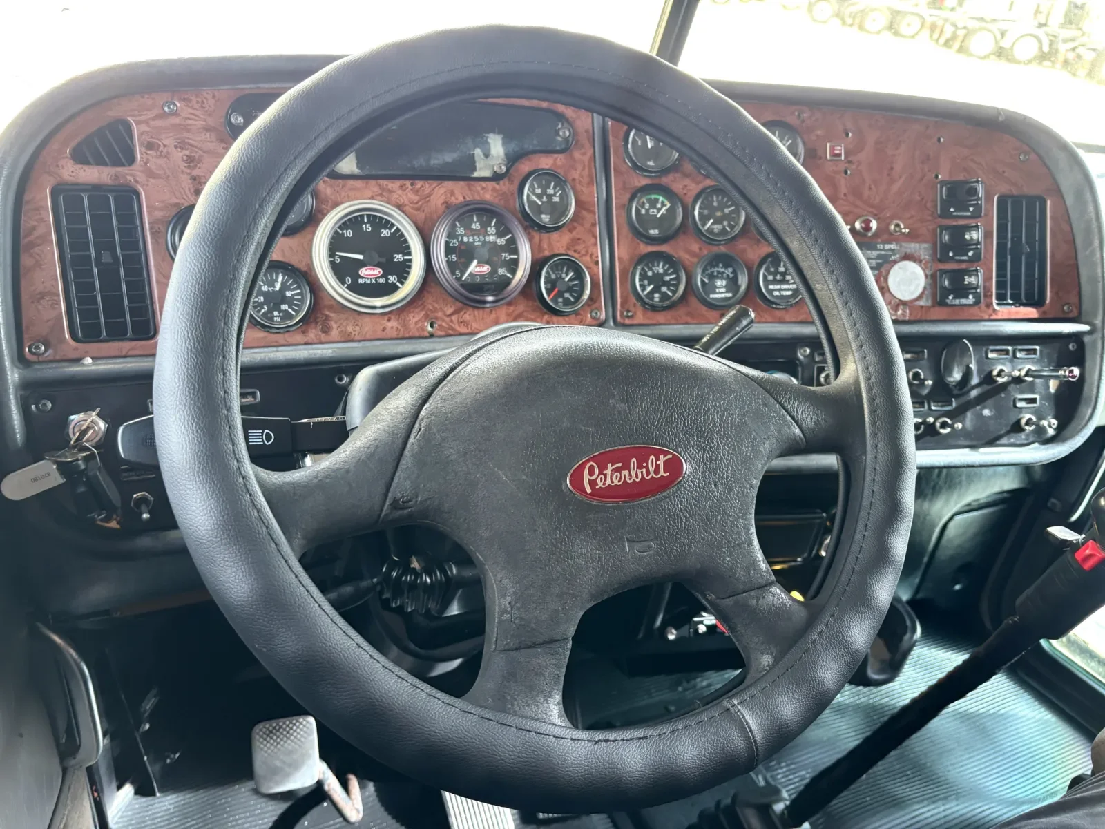 2006 Peterbilt 379 in Hutchins, TX — photo 16