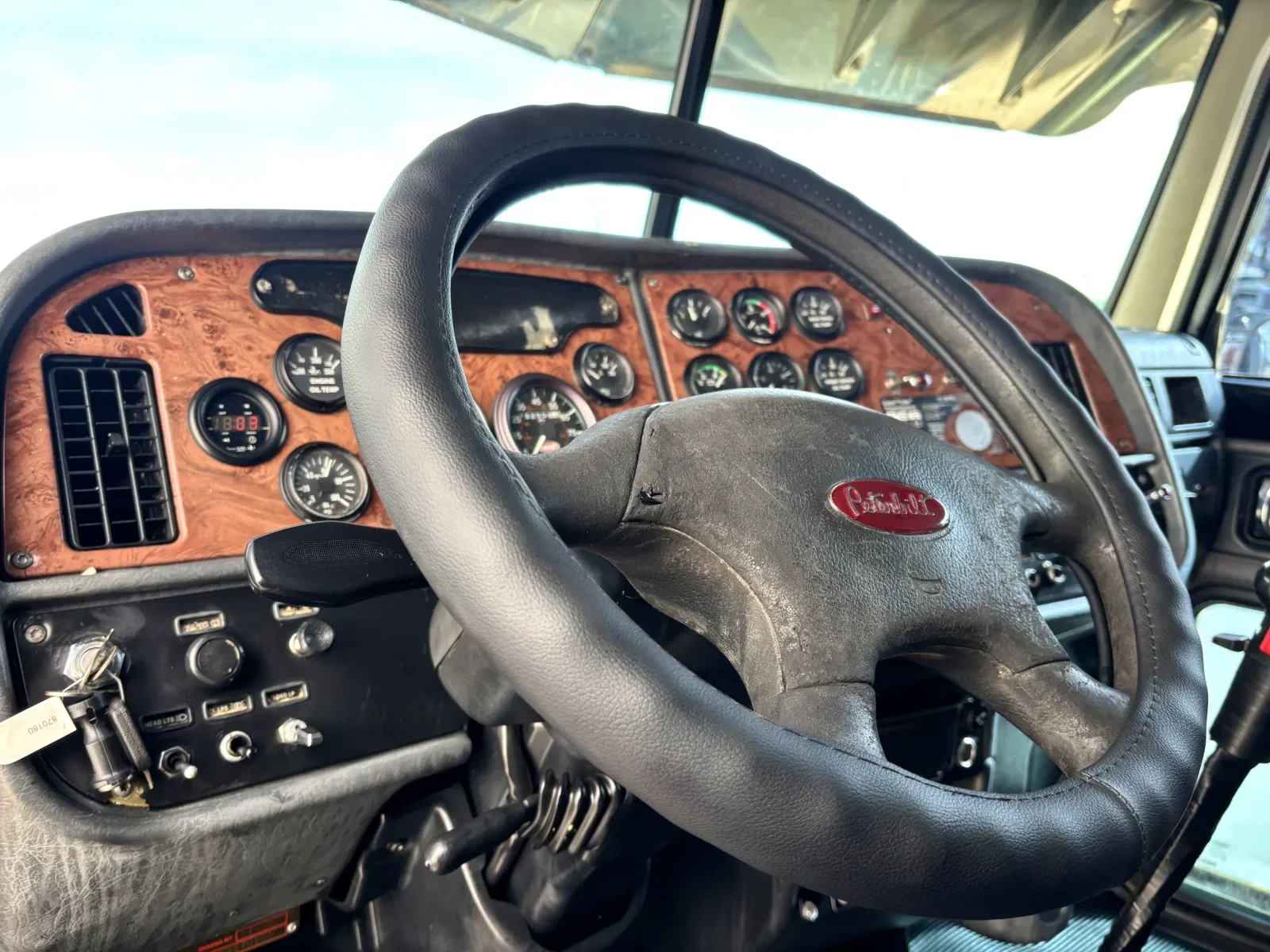 2006 Peterbilt 379 in Hutchins, TX — photo 15