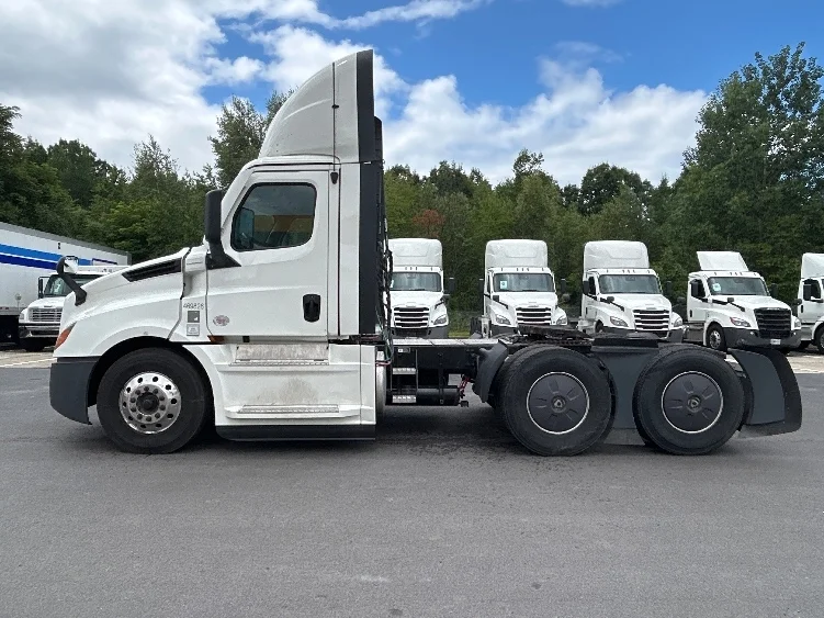 2023 Freightliner Cascadia in Monmouth Junction, NJ — photo 4