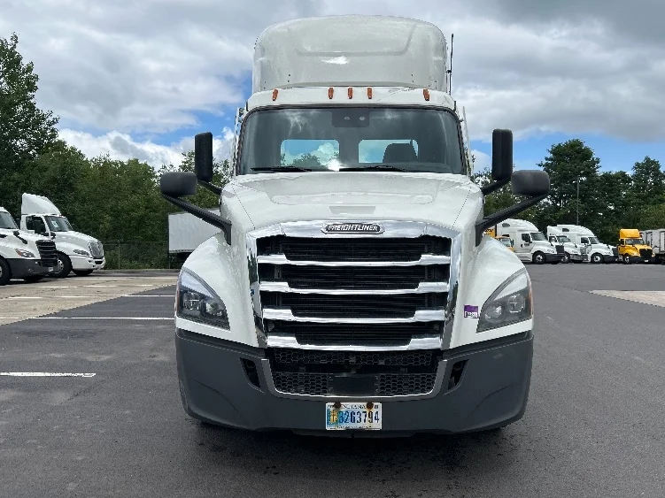 2023 Freightliner Cascadia in Monmouth Junction, NJ — photo 2