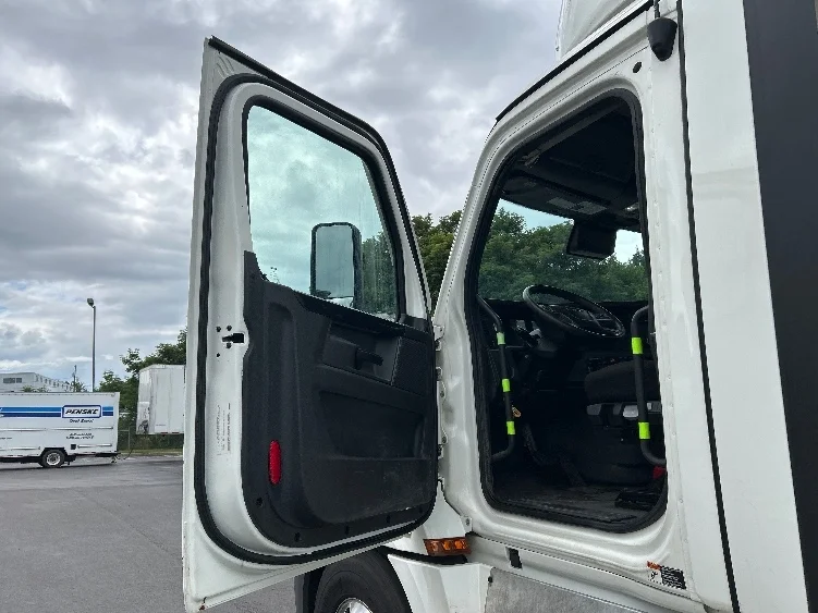 2023 Freightliner Cascadia in Monmouth Junction, NJ — photo 9
