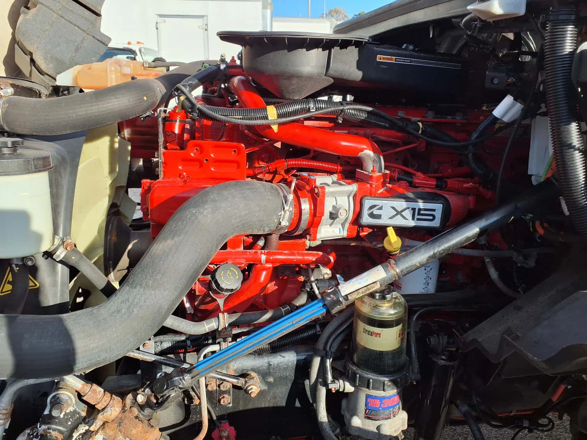 2021 International LT - image 8