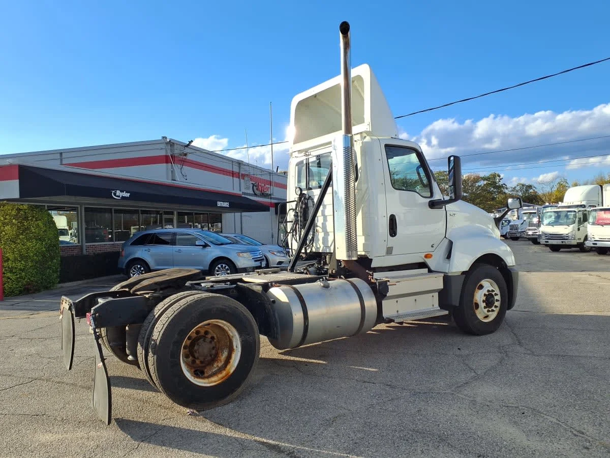 2021 International LT - image 4