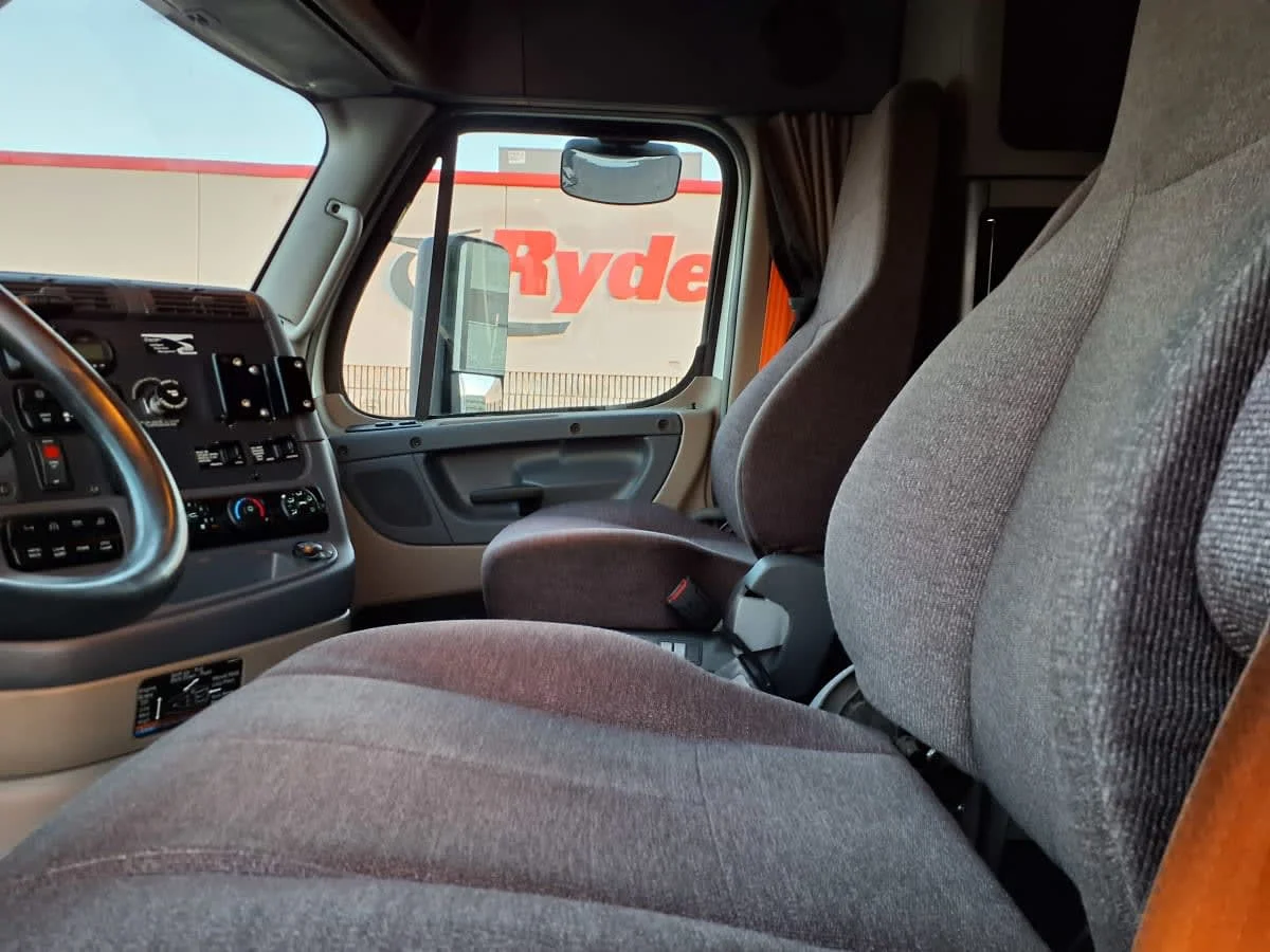 2020 Freightliner Cascadia - image 15