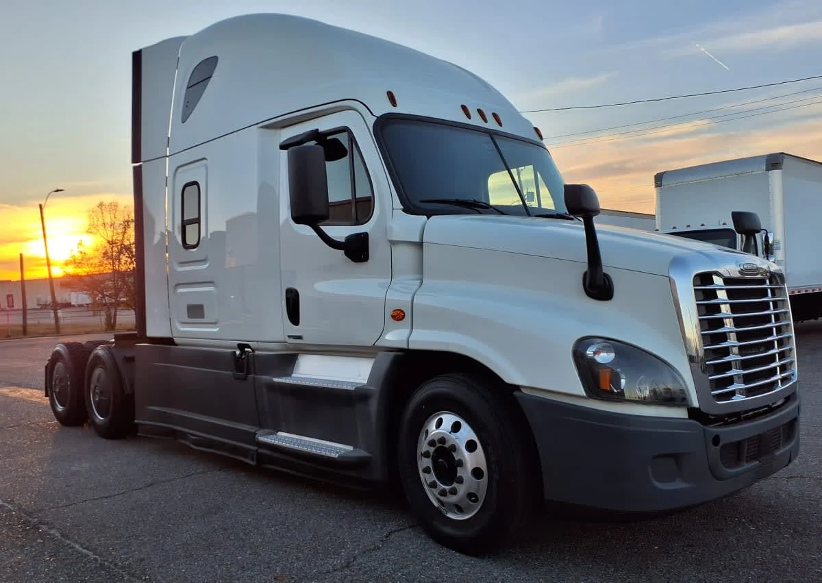2020 Freightliner Cascadia - image 3