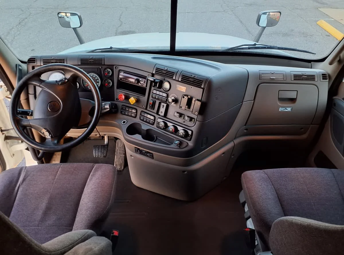 2020 Freightliner Cascadia - image 7