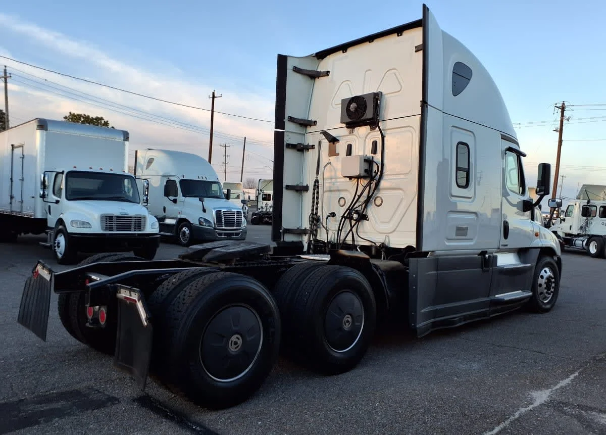 2020 Freightliner Cascadia - image 4
