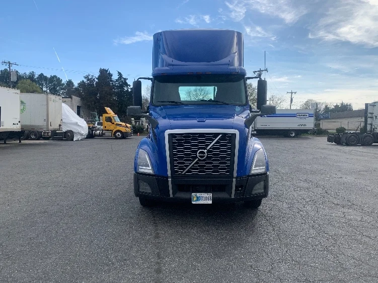 2020 Volvo VNL 300 in Concord, NC — photo 2